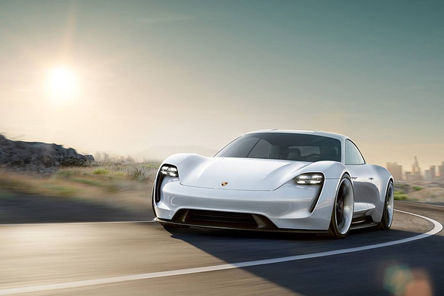 Ở dạng concept,  Porsche Mission E sở hữu hai mô tơ điện được phân bố ở hai trục xe và một bộ pin đóng vai trò là gầm xe nhằm hạ thấp trọng tâm.